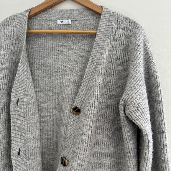 Reitmans  Women’s Medium Light Gray Long Sleeve Button Up Cardigan - Picture 6 of 6